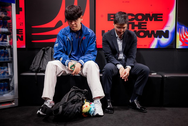 Hình ảnh HLV KkOma an ủi, động viên Gumayusi trước trận G2