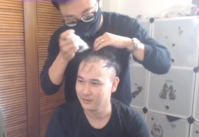 Việt Nam nói là làm, BLV Ling Cao Thủ chính thức xuống tóc mừng Flash vô địch, nhưng nét mặt mếu máo đến là tội - Ảnh 4.