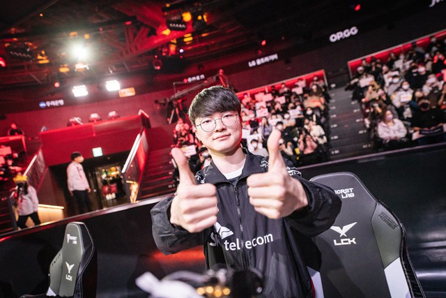 T1 đã kéo dài chuỗi bất bại lên con số 3 sau chiến thắng trước KDF - nguồn: LoL Esports T1 đã kéo dài chuỗi bất bại lên con số 3 sau chiến thắng trước KDF - nguồn: LoL Esports