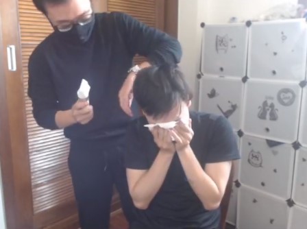 Việt Nam nói là làm, BLV Ling Cao Thủ chính thức xuống tóc mừng Flash vô địch, nhưng nét mặt mếu máo đến là tội - Ảnh 3.