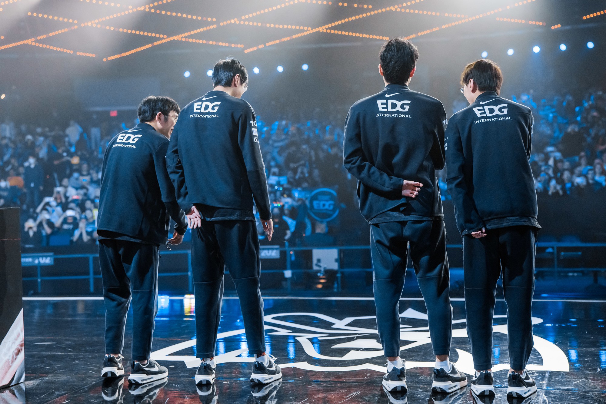 EDG không thể thắng nổi T1 ở Vòng Bảng