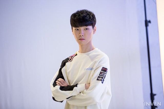 LMHT: 4 tân binh của T1 cùng nhiều gương mặt mới xuất hiện trong buổi chụp hình chào mừng LCK mùa xuân 2020 - Ảnh 28.