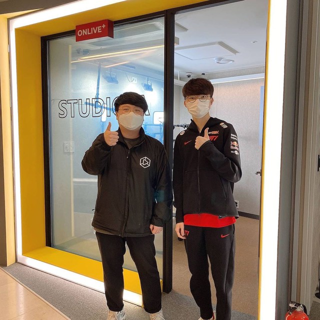 Hết giải vẫn không được nghỉ mà phải đi đóng quảng cáo, gameshow, Faker mệt mỏi, suy sụp đến mức cầu cứu đồng đội? - Ảnh 4.