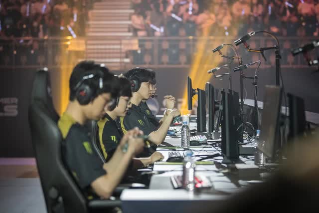 Cổ động viên LCK tin Chung kết thế giới 2022 sẽ là sân chơi của khu vực LPL - Ảnh 4.