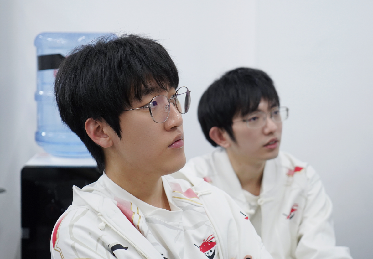 Thảm bại trước TES, Tarzan lập thành tích Thảm bại trước TES, Tarzan lập thành tích