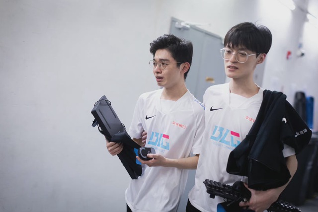 Viễn cảnh Uzi debut LPL ngày càng xa vời: Cầm tướng tủ vẫn feed 1/7, đến cả bạn thân cũng chưa đánh cùng được - Ảnh 2.