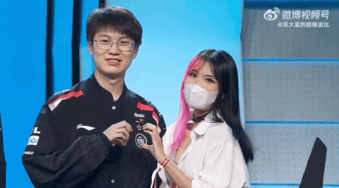 Meiko "run" khi giao lưu cùng fan girl xinh đẹp - nguồn: Twitter