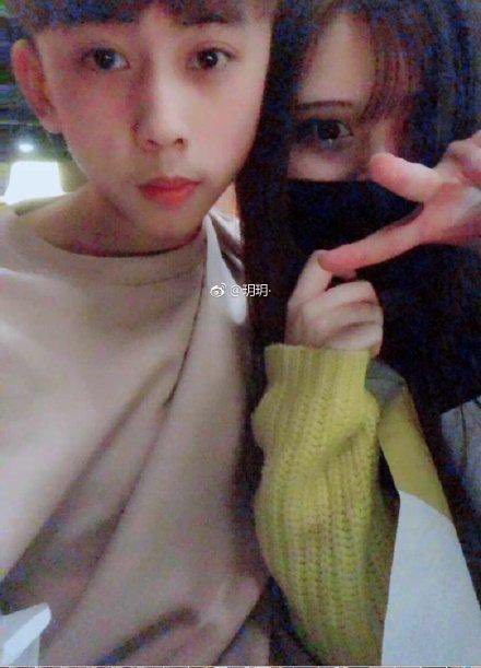 Ale và cô gái nhận là người yêu cũ của anh và cũng là người phốt anh lần này - Ảnh: Hupu