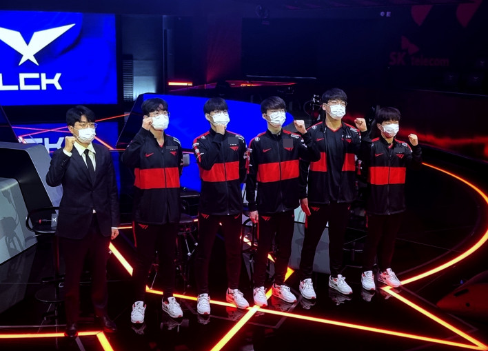 HLV Bengi (áo vest ngoài cùng bên trái) đặt trọn niềm tin vào cặp đôi Gumayusi - Keria