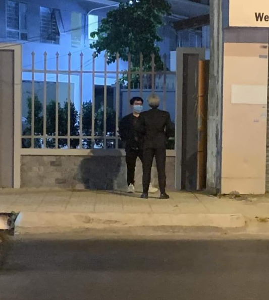 Khán giả còn chụp được bức ảnh HLV Ren và Dia1 trao đổi riêng bên ngoài nhà thi đấu - nguồn: League of Legends Insight