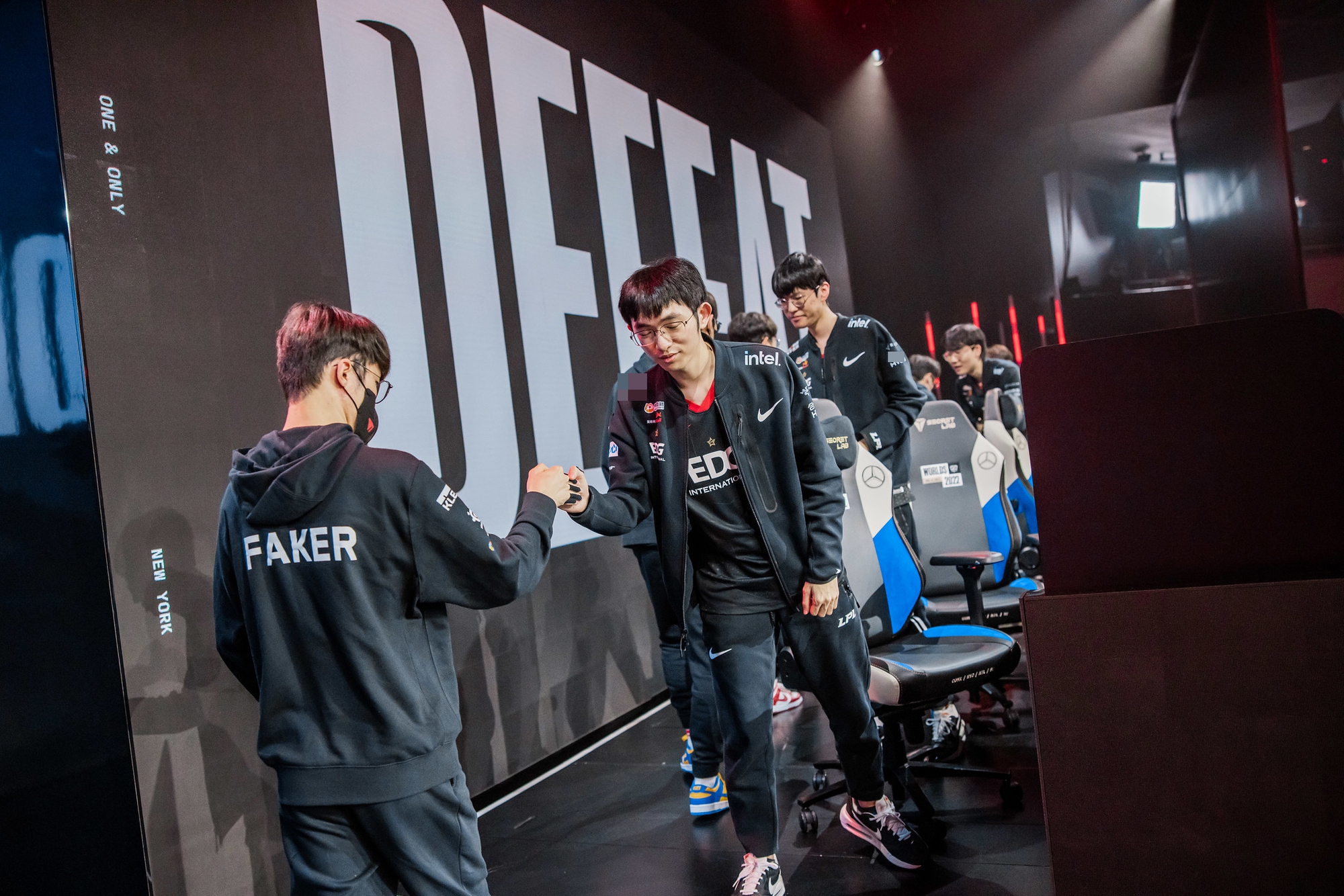 T1 (trái) vẫn là cái tên bảo chứng cho lượng người xem của CKTG 2022