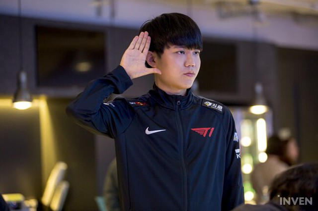 LMHT: 4 tân binh của T1 cùng nhiều gương mặt mới xuất hiện trong buổi chụp hình chào mừng LCK mùa xuân 2020 - Ảnh 1.