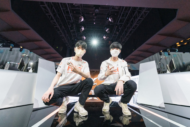 Deft gửi lời cảm ơn đến các đồng đội trên stream, dự định ra nước ngoài để kéo dài sự nghiệp - Ảnh 3.