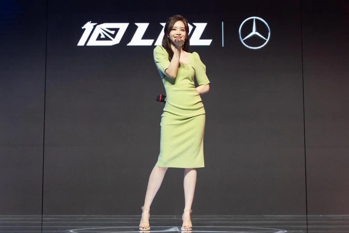 Các nữ MC lại đang thu hút sự chú ý có phần hơn cả các trận đấu - nguồn: Instagram NV