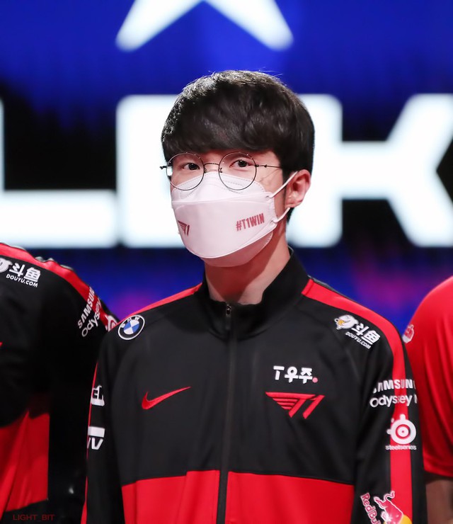 Faker nổi đóa, report thẳng mặt đồng đội phá game, hóa ra kẻ vô ý thức lại là Xạ Thủ của LPL - Ảnh 1. Faker nổi đóa, report thẳng mặt đồng đội phá game, hóa ra kẻ vô ý thức lại là Xạ Thủ của LPL - Ảnh 1.