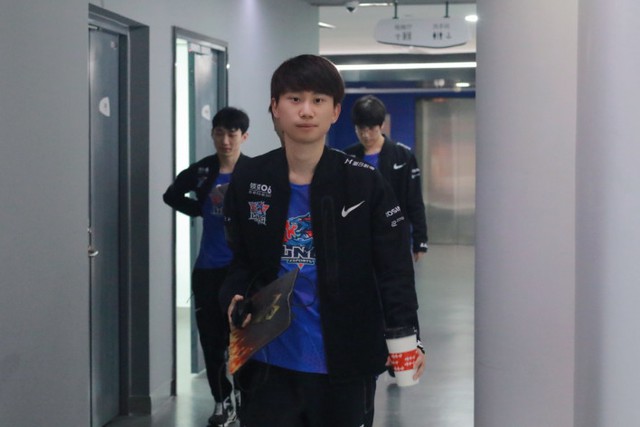 Cộng đồng xôn xao trước tin các tuyển thủ LPL không thể chơi trò khác ngoài Liên Minh khi lên sóng - Ảnh 2. Cộng đồng xôn xao trước tin các tuyển thủ LPL không thể chơi trò khác ngoài Liên Minh khi lên sóng - Ảnh 2.