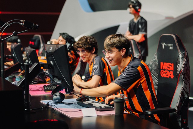 Các tuyển thủ EST dù thua nhưng vẫn thi đấu rất thoải mái