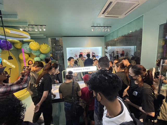 Rất đông người dùng đã đến trải nghiệm các sản phẩm mới của Samsung trong sự kiện Samsung Galaxy Unpacked 2023