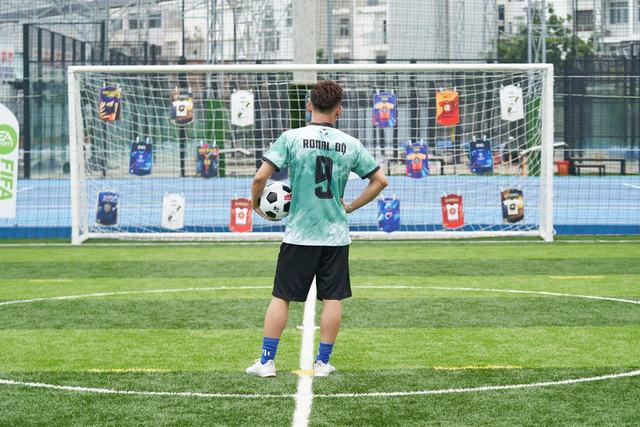 Độ Mixi và Rambo khiến người hâm mộ ngỡ ngàng tại Gameshow Sinh nhật 5 tuổi của FIFA Online 4 - Ảnh 1.
