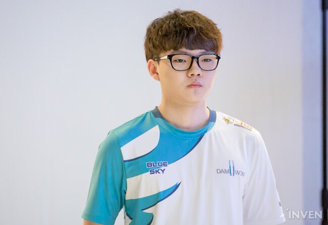 LMHT: 4 tân binh của T1 cùng nhiều gương mặt mới xuất hiện trong buổi chụp hình chào mừng LCK mùa xuân 2020 - Ảnh 38.