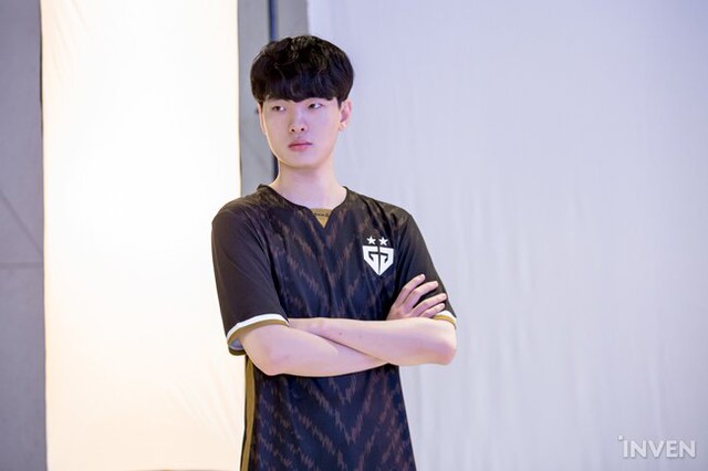 LMHT: 4 tân binh của T1 cùng nhiều gương mặt mới xuất hiện trong buổi chụp hình chào mừng LCK mùa xuân 2020 - Ảnh 13.