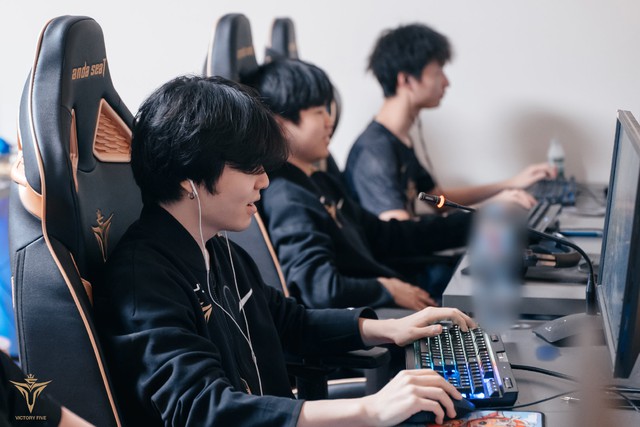 Đại bại trước TES, Rookie bị fan Hàn chê bai: Chưa có tư cách đối đầu Faker - Ảnh 5.