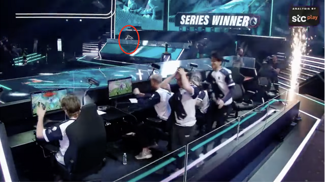 Nhưng cuối cùng chính anh lại phải ôm đầu đầy tiếc nuối