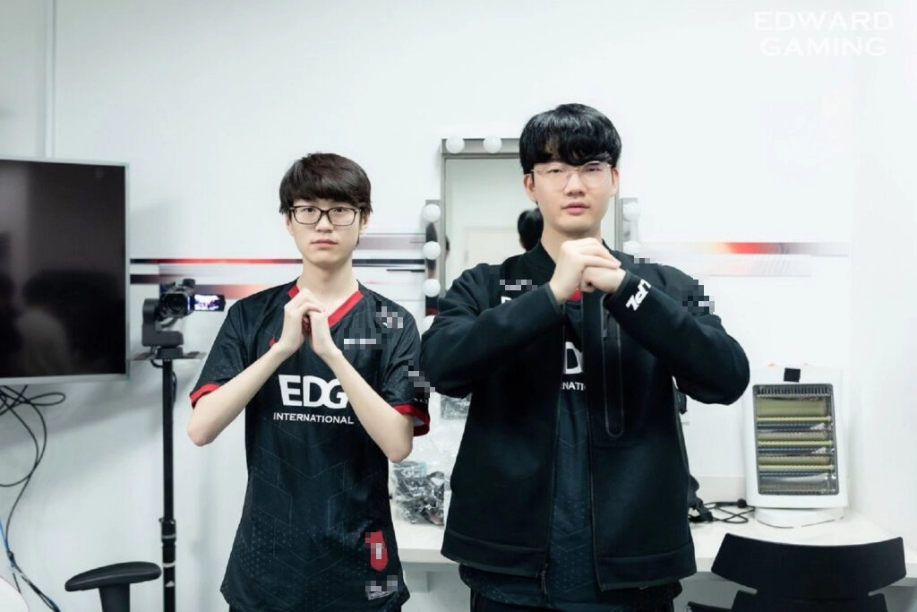 photo-1666171394789 photo-1666171394789