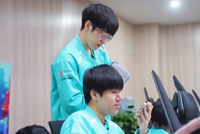 GALA (hàng dưới) có màn thể hiện rất tệ ở ván quyết định trước JDG