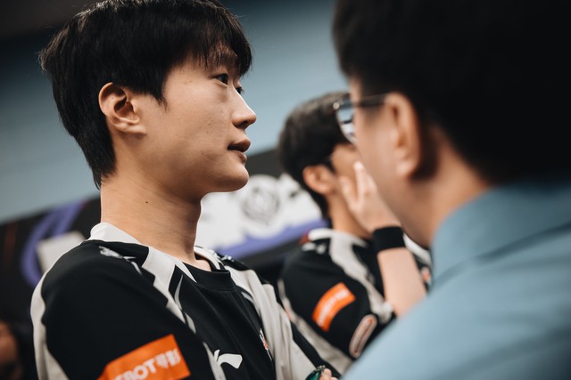 Bên cạnh drama cùng bạn bè bạo lực mạng một nữ streamer thì Shanks còn bị nghi có động thái nhắc lại vụ việc tiêu cực của Faker Bên cạnh drama cùng bạn bè bạo lực mạng một nữ streamer thì Shanks còn bị nghi có động thái nhắc lại vụ việc tiêu cực của Faker