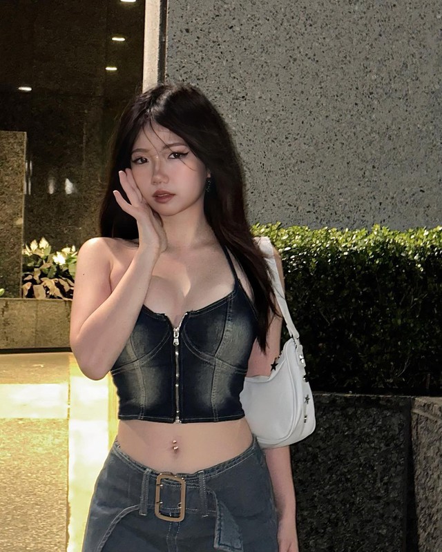 Cô nàng theo đuổi phong cách quyến rũ, gợi cảm và cá tính Cô nàng theo đuổi phong cách quyến rũ, gợi cảm và cá tính