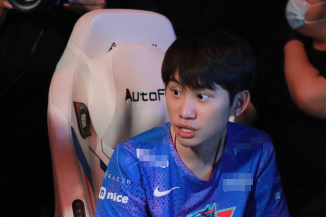 Doinb từng ám chỉ Faker là nguyên nhân khiến một loạt tài khoản rank Hàn của các tuyển thủ LPL bị "bay màu" - nguồn: Sina