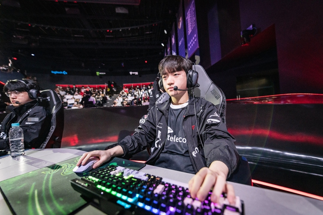 Faker (trái) và Oner là 2 tuyển thủ giành MVP của T1 trong trận đấu này - nguồn: LoL Esports
