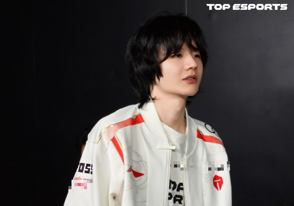 Sân khấu LPL bất ngờ bị ví như Sân khấu LPL bất ngờ bị ví như