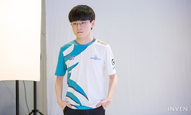 LMHT: 4 tân binh của T1 cùng nhiều gương mặt mới xuất hiện trong buổi chụp hình chào mừng LCK mùa xuân 2020 - Ảnh 33.