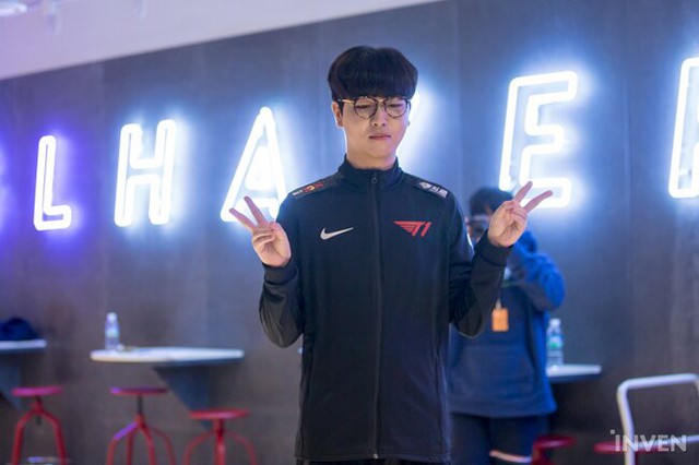 LMHT: 4 tân binh của T1 cùng nhiều gương mặt mới xuất hiện trong buổi chụp hình chào mừng LCK mùa xuân 2020 - Ảnh 2.