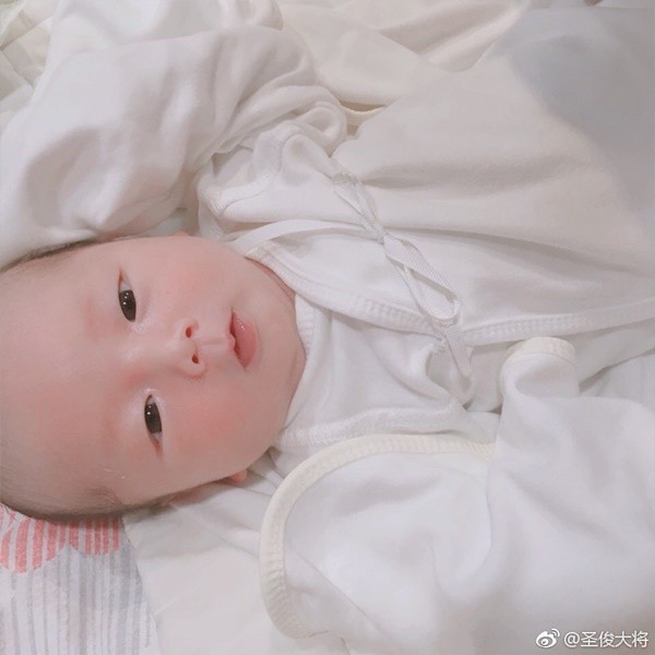 LMHT: Trong khi Faker còn đang ế chỏng chơ thì Xạ thủ mỹ nam của Afreeca 3 năm làm liền 2 cháu, bảo sao T1 chẳng toang - Ảnh 4. LMHT: Trong khi Faker còn đang ế chỏng chơ thì Xạ thủ mỹ nam của Afreeca 3 năm làm liền 2 cháu, bảo sao T1 chẳng toang - Ảnh 4.