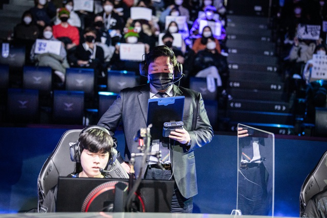 HLV từng la mắng Faker bị loại khỏi đội hình DRX, đăng bài ẩn ý nội bộ đội tuyển đang dậy sóng - Ảnh 2.