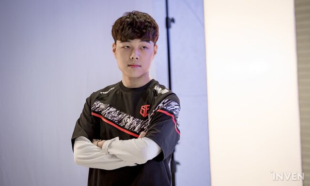 LMHT: 4 tân binh của T1 cùng nhiều gương mặt mới xuất hiện trong buổi chụp hình chào mừng LCK mùa xuân 2020 - Ảnh 18.