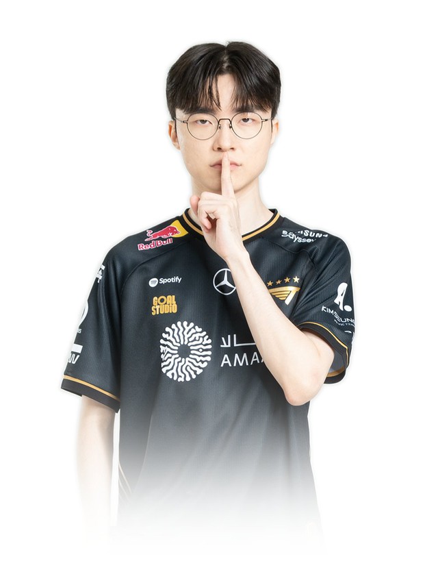 Áo đấu mới của T1 bị đánh giá là quá rối rắm vì có nhiều logo tài trợ Áo đấu mới của T1 bị đánh giá là quá rối rắm vì có nhiều logo tài trợ