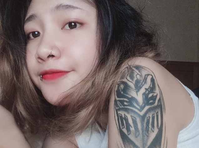 LMHT: Gặp gỡ cô nàng xinh đẹp có niềm đam mê mãnh liệt với Zed, xăm luôn hình tướng tủ lên tay - Ảnh 2.