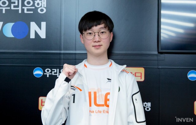 Kẻ kế vị Chovy hóa ra lại là fan cứng của Faker, đến cả độ nhạy chuột cũng phải chỉnh giống thần tượng - Ảnh 2.