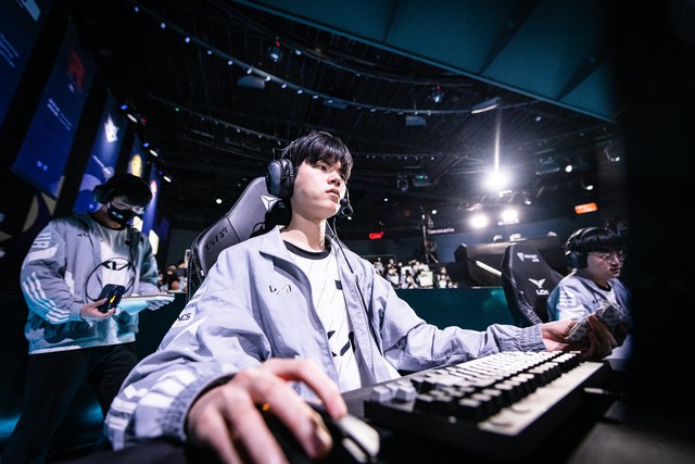 Tuy nhiên Deft lại là một trong những người phản đối lối chơi này - nguồn: LoL Esports