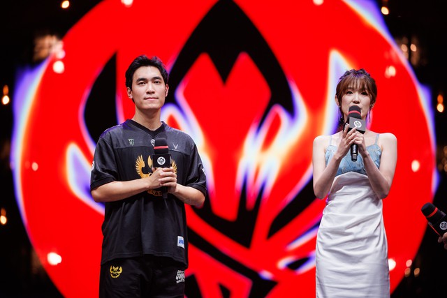 Màn phỏng vấn giữa Levi và nữ MC Wendy thu hút sự chú ý của khán giả vì hot girl vừa xinh đẹp lại dẫn dắt vô cùng khéo léo, trơn tru