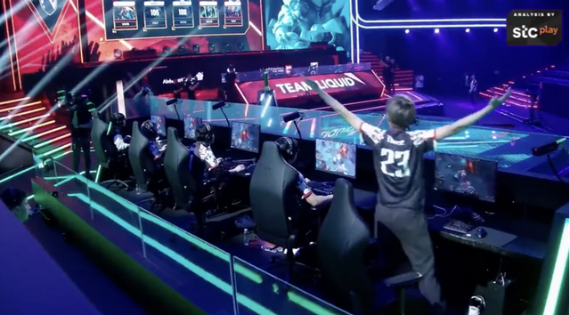 23savage ăn mừng đầy phấn khích khi chuẩn bị đẩy trụ