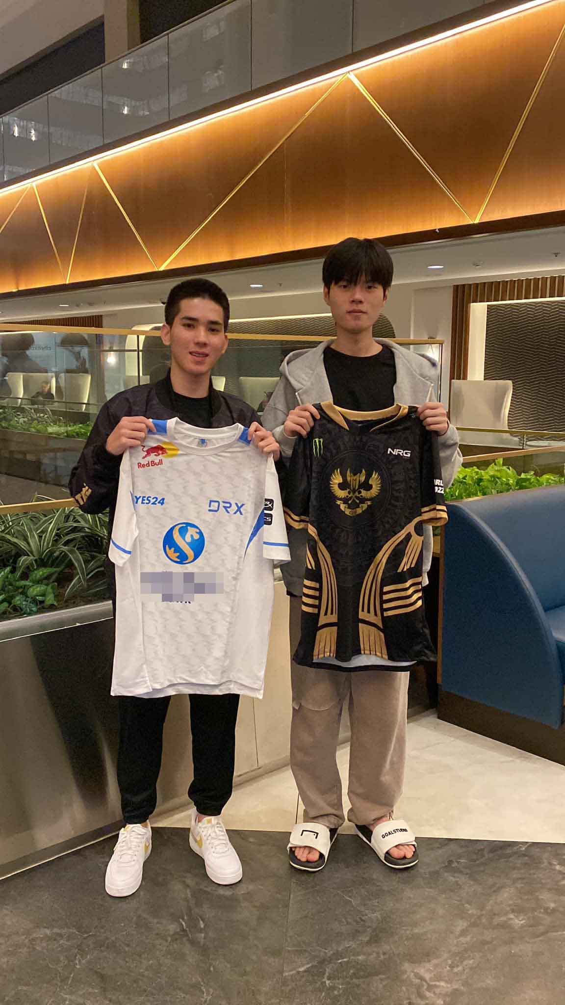 Sty1e (trái) và Deft đã đổi áo cho nhau khi chung bảng đấu ở Vòng Bảng