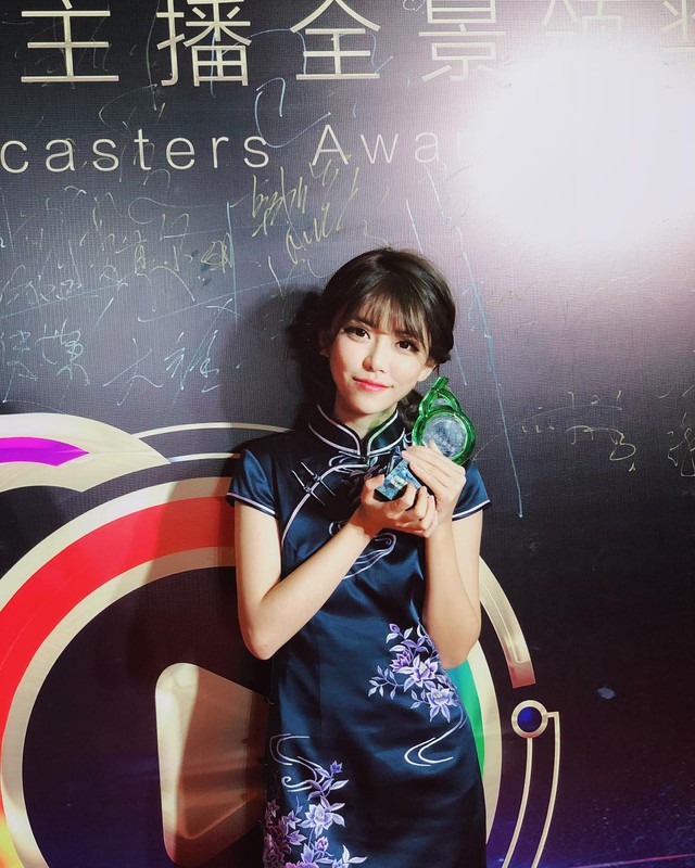 Luo Xin là một nữ MC danh tiếng của LPL Luo Xin là một nữ MC danh tiếng của LPL