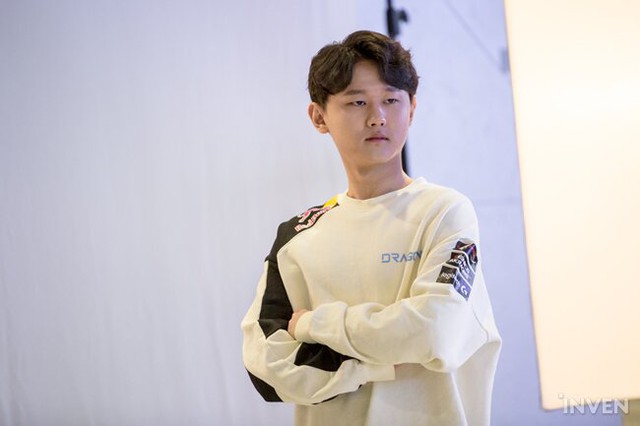 LMHT: 4 tân binh của T1 cùng nhiều gương mặt mới xuất hiện trong buổi chụp hình chào mừng LCK mùa xuân 2020 - Ảnh 32.