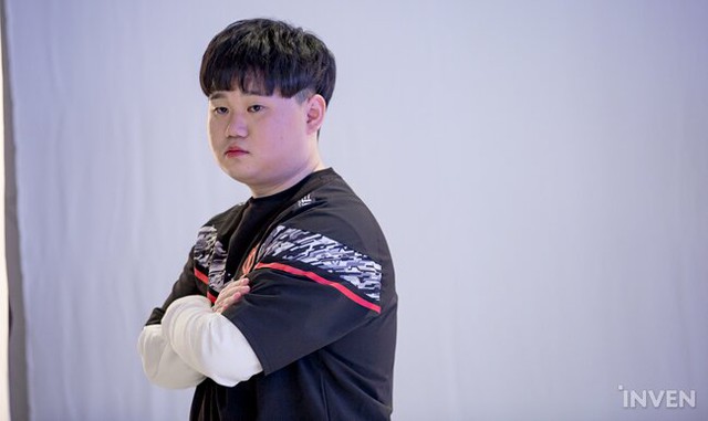 LMHT: 4 tân binh của T1 cùng nhiều gương mặt mới xuất hiện trong buổi chụp hình chào mừng LCK mùa xuân 2020 - Ảnh 26.