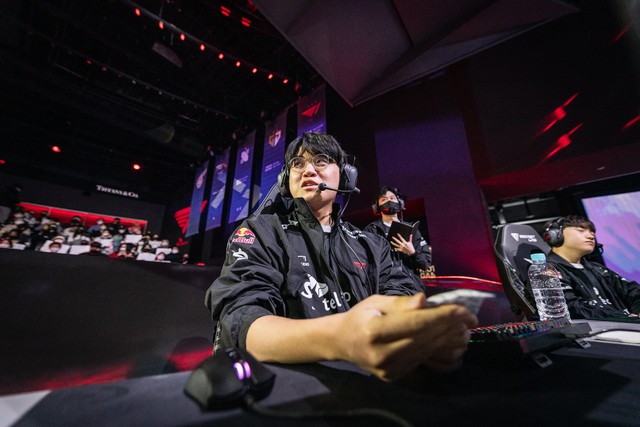 Gumayusi cho rằng ngọc Mưa Kiếm và Dao Hung Tàn khiến các Xạ Thủ quá mạnh cũng như hiệu quả ở vai trò Hỗ Trợ - nguồn: LoL Esports